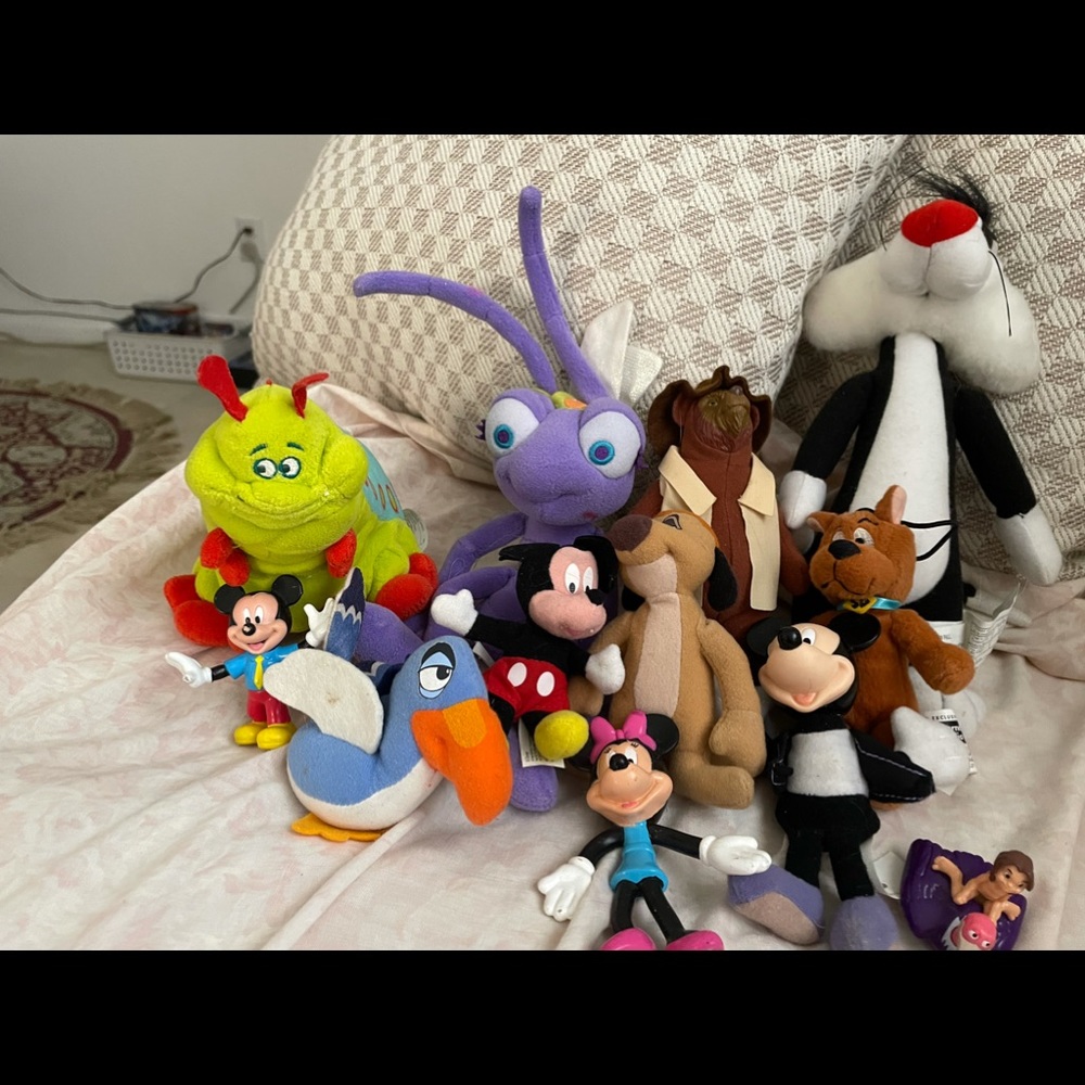 Lot of Vintage (11)Disney Items and (1) Warner Scooby Do.